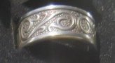 center-scroll-spoon-band-ring